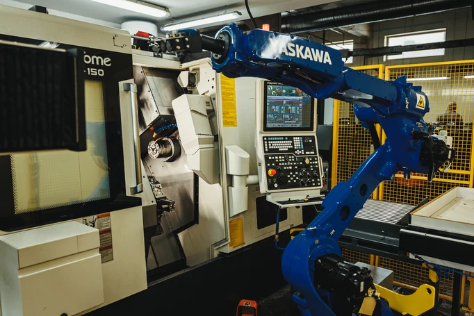 Zrobotyzowane stanowisko obróbki w zakładzie produkcyjnym